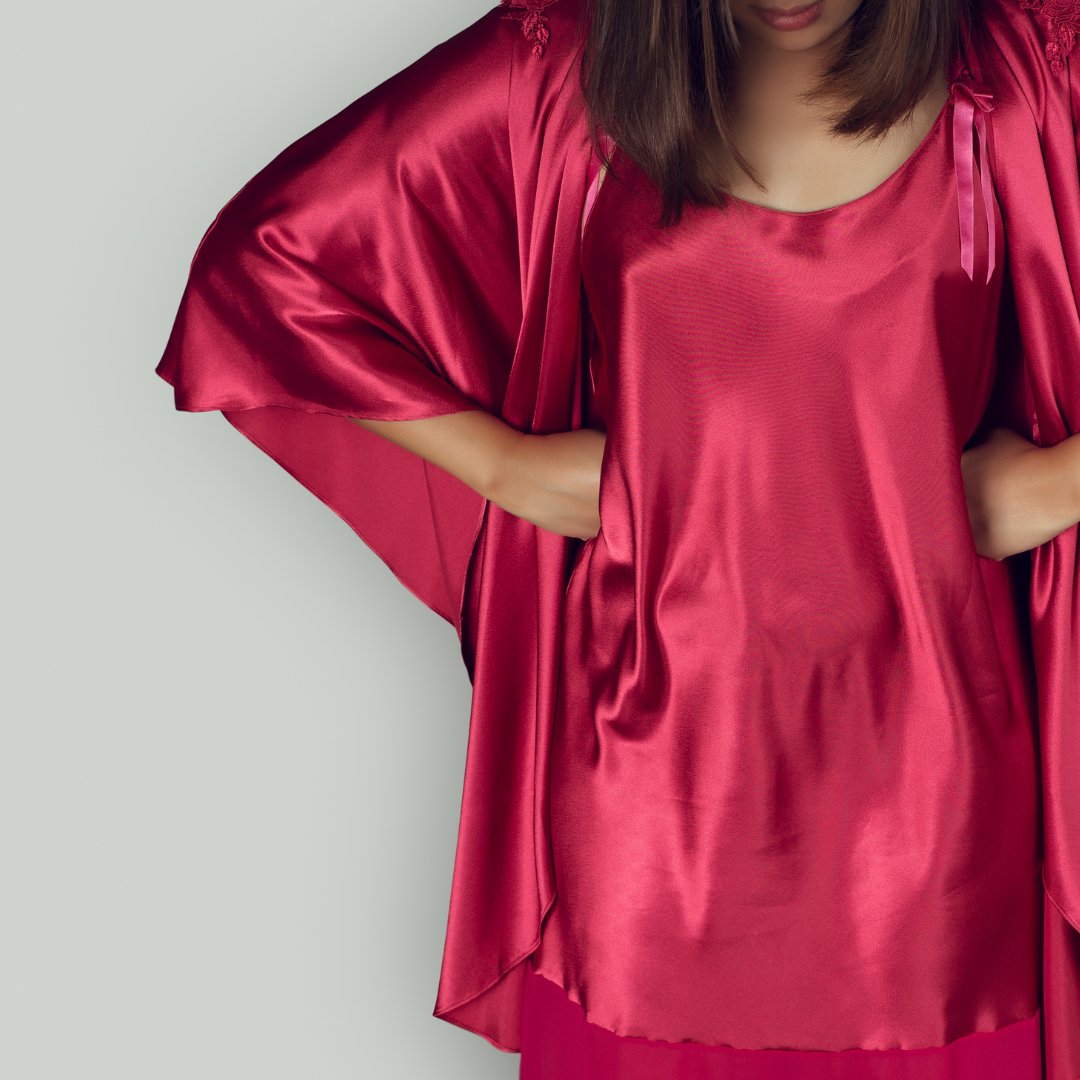 Vrouw omhuld in een verleidelijke rode kimono van Sexy & Pure, die een beeld van passie en elegantie uitstraalt.